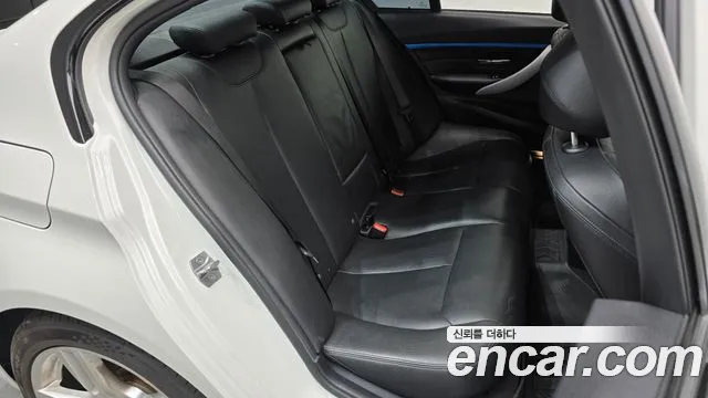 BMW 3-Series 2017 thumb 11