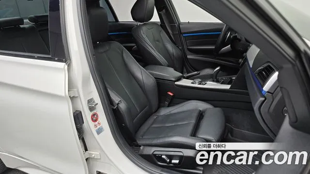 BMW 3-Series 2017 thumb 12