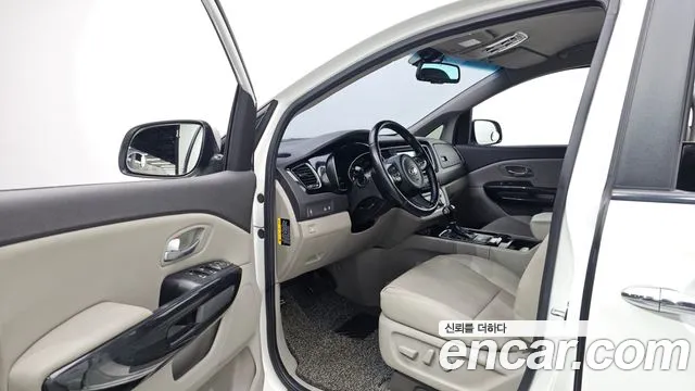 Kia Carnival 2015 thumb 10