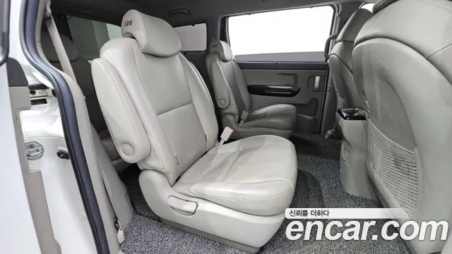 Kia Carnival 2015 thumb 11