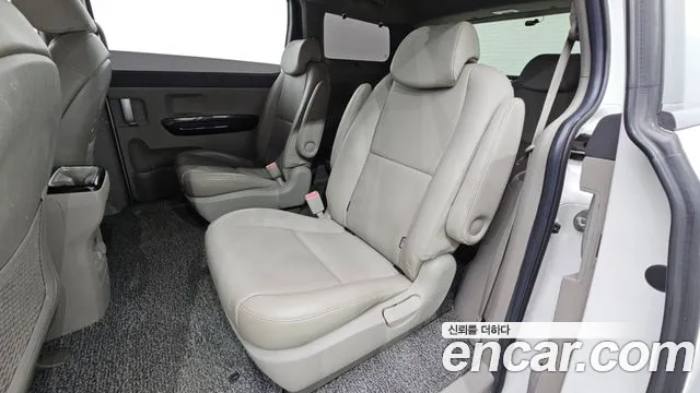 Kia Carnival 2015 thumb 12