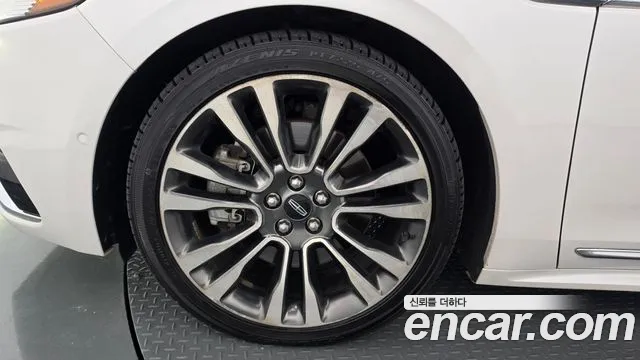 Lincoln Continental 2017 thumb 5