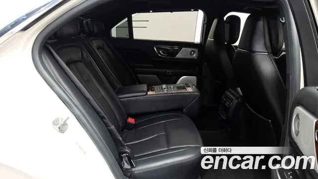 Lincoln Continental 2017 thumb 12