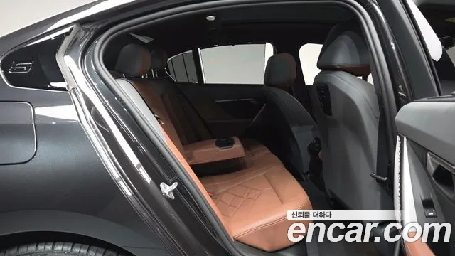 BMW 5-Series 2025 thumb 10