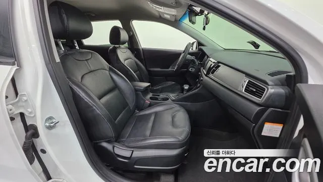 Kia Niro 2016 thumb 10