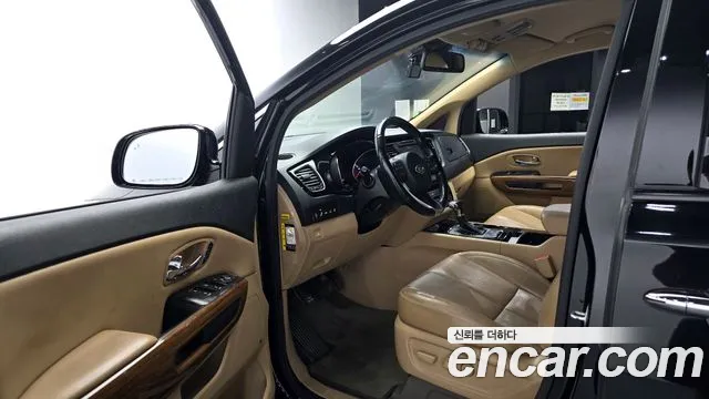 Kia Carnival 2016 thumb 10