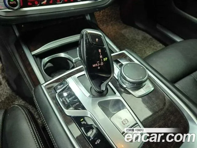 BMW 7-Series 2016 thumb 6