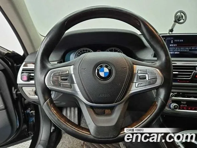 BMW 7-Series 2016 thumb 7