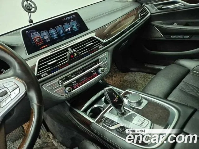 BMW 7-Series 2016 thumb 8