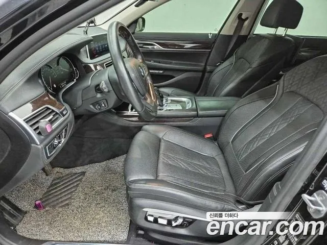 BMW 7-Series 2016 thumb 9
