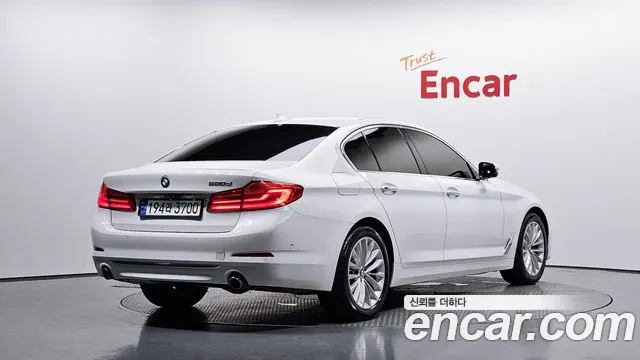 BMW 5-Series 2018 thumb 2