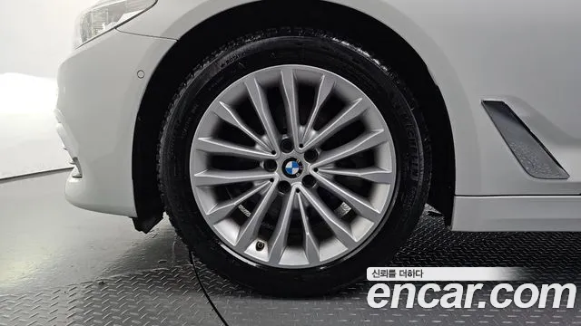 BMW 5-Series 2018 thumb 5