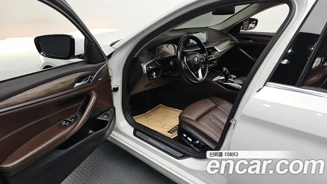 BMW 5-Series 2018 thumb 10