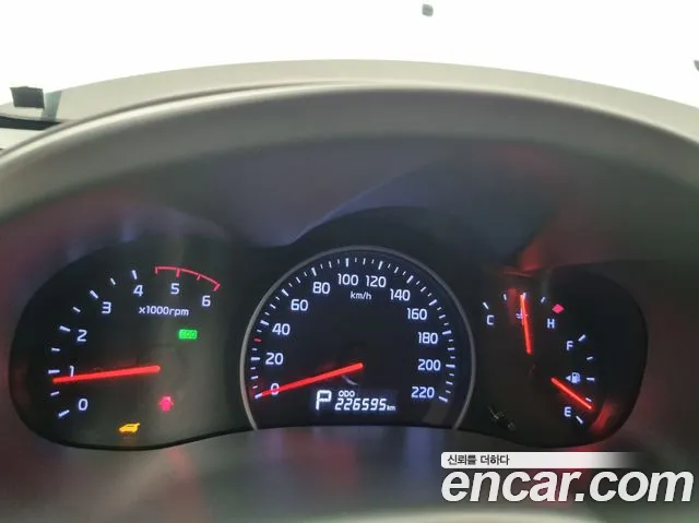 Kia Carnival 2013 thumb 9