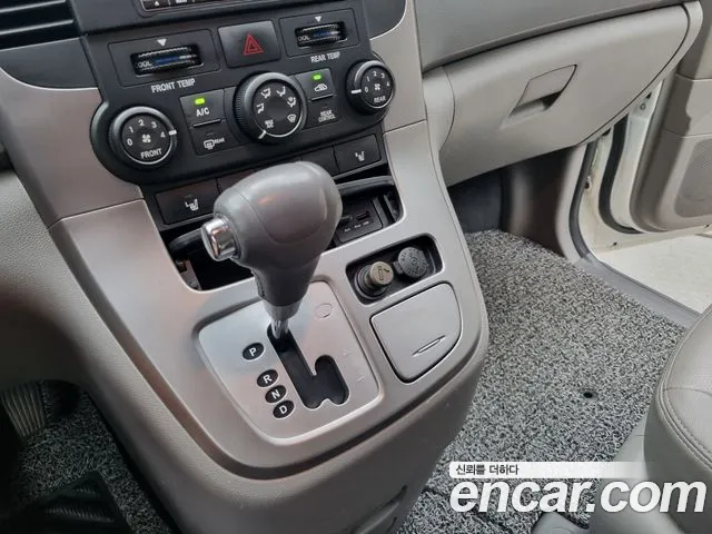 Kia Carnival 2013 thumb 10