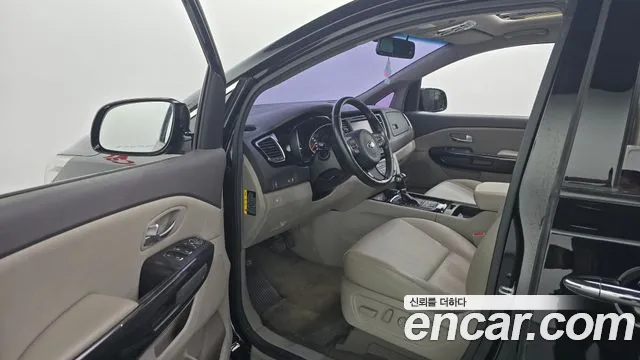 Kia Carnival 2015 thumb 10