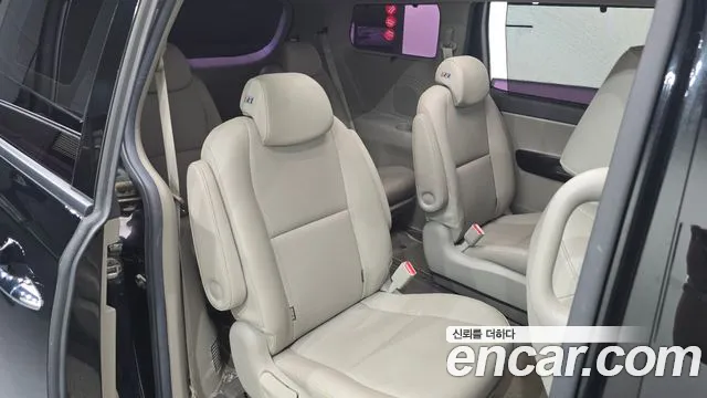 Kia Carnival 2015 thumb 11