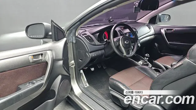 Kia Carens 2010 thumb 10
