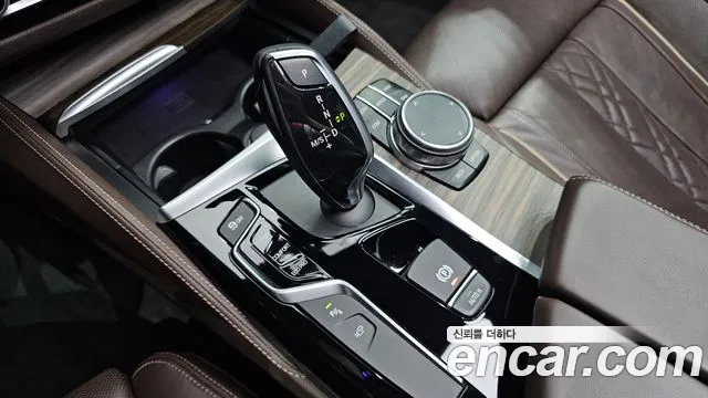 BMW 5-Series 2017 thumb 9