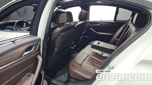 BMW 5-Series 2017 thumb 11