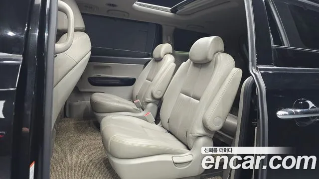 Kia Carnival 2015 thumb 10