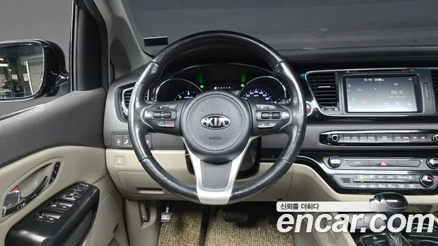 Kia Carnival 2015 thumb 11