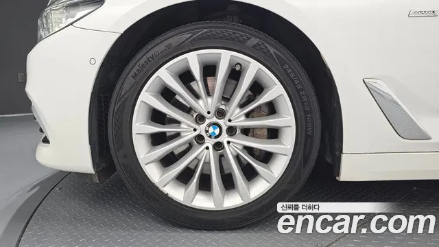 BMW 5-Series 2018 thumb 5