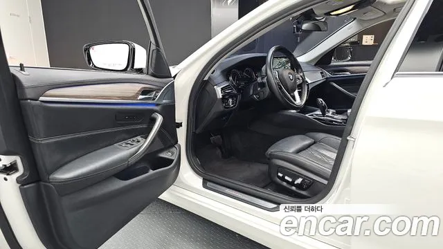 BMW 5-Series 2018 thumb 10