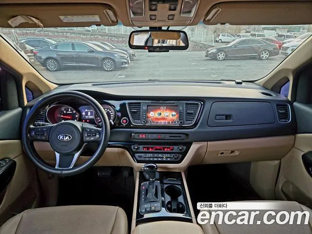 Kia Carnival 2015 thumb 8