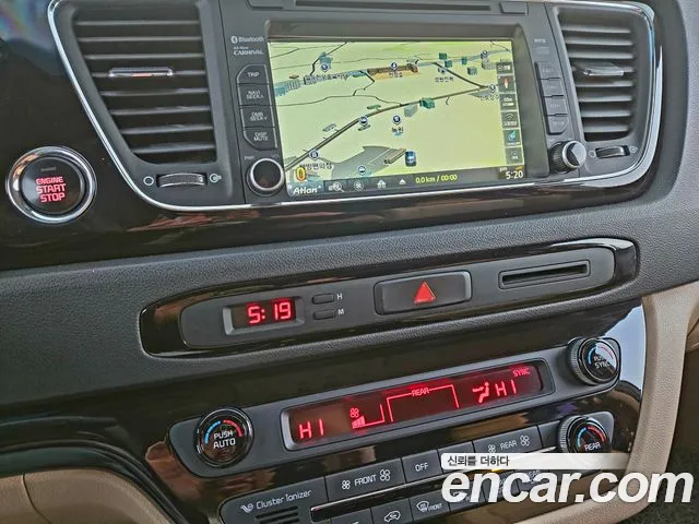 Kia Carnival 2015 thumb 10
