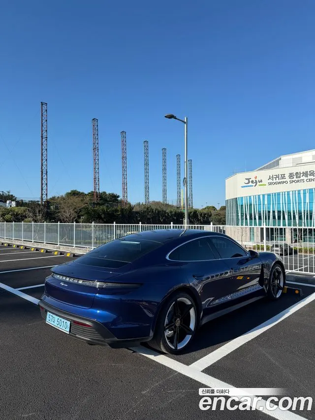 Porsche Taycan 2022 thumb 3