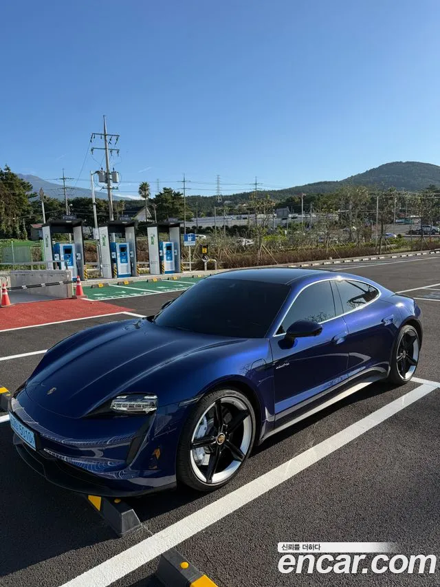 Porsche Taycan 2022 thumb 5