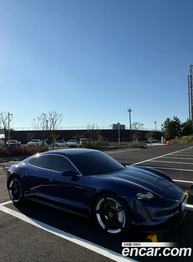 Porsche Taycan 2022 thumb 6