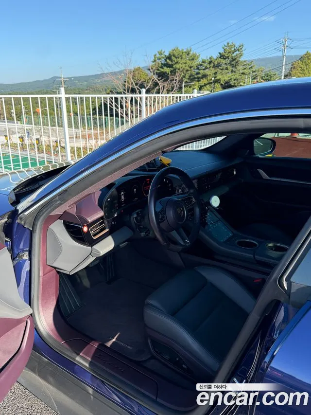 Porsche Taycan 2022 thumb 7