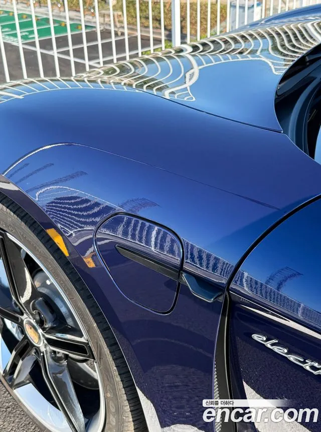 Porsche Taycan 2022 thumb 10