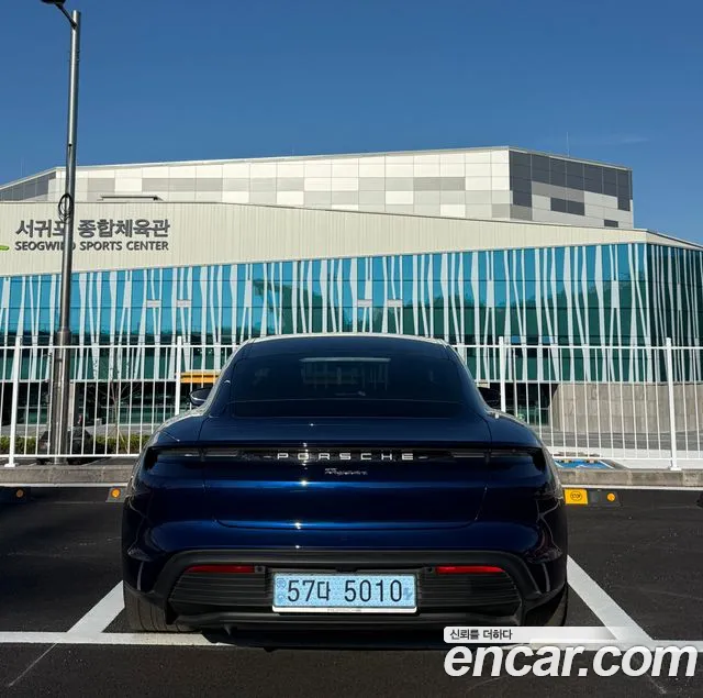 Porsche Taycan 2022 thumb 11