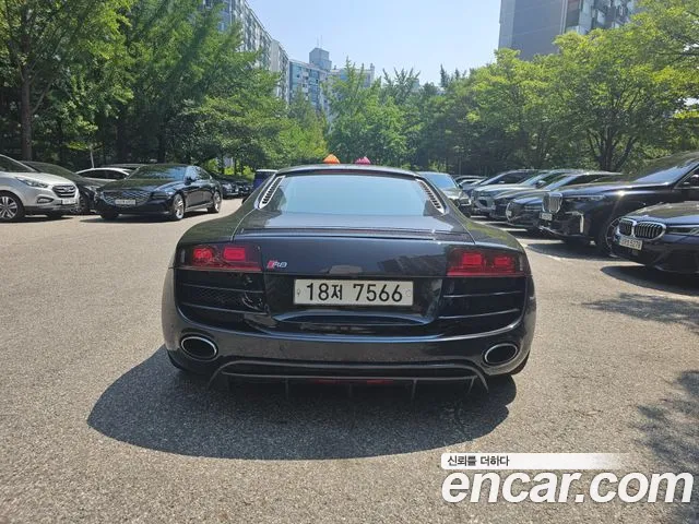 Audi R8 2011 thumb 4