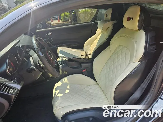 Audi R8 2011 thumb 8