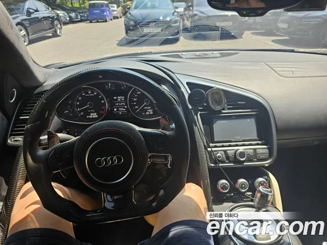 Audi R8 2011 thumb 10