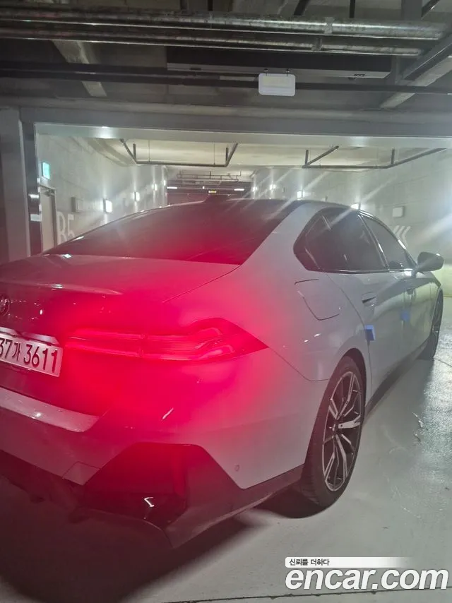 BMW 5-Series 2025 thumb 2