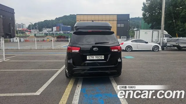 Kia Carnival 2017 thumb 2
