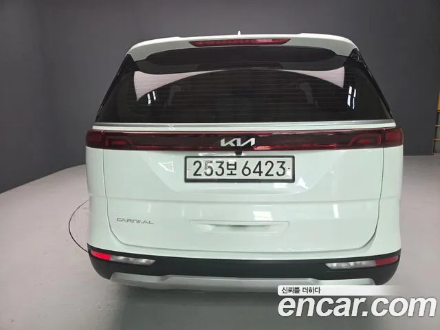 Kia Carnival 2023 thumb 4