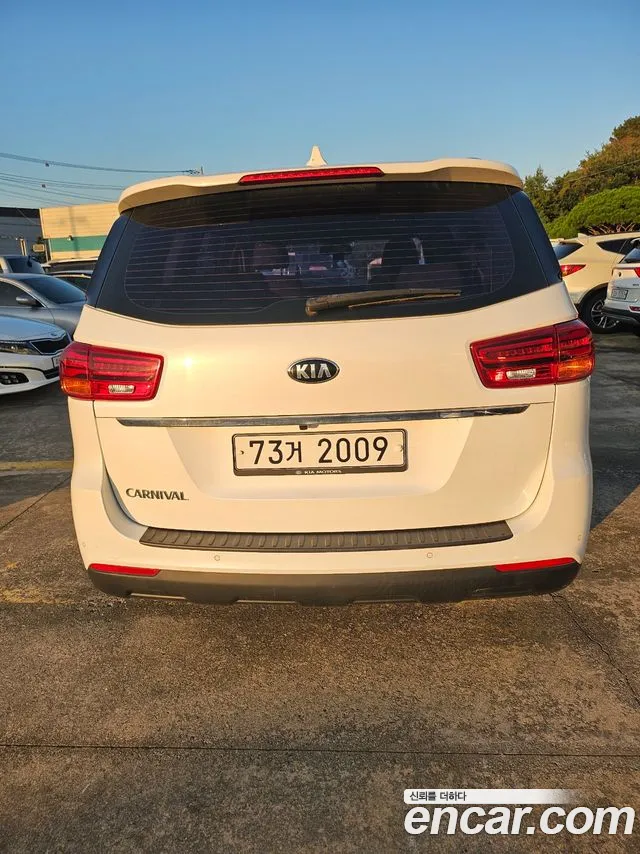 Kia Carnival 2018 thumb 2