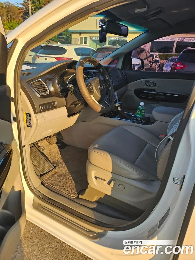 Kia Carnival 2018 thumb 11
