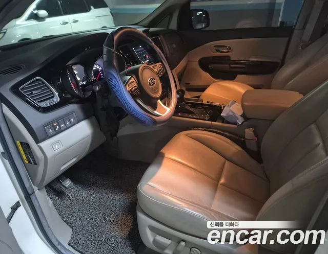 Kia Carnival 2015 thumb 6