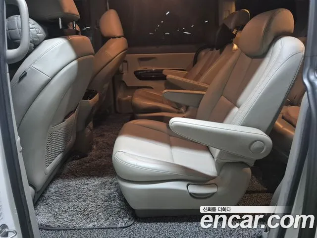 Kia Carnival 2015 thumb 10
