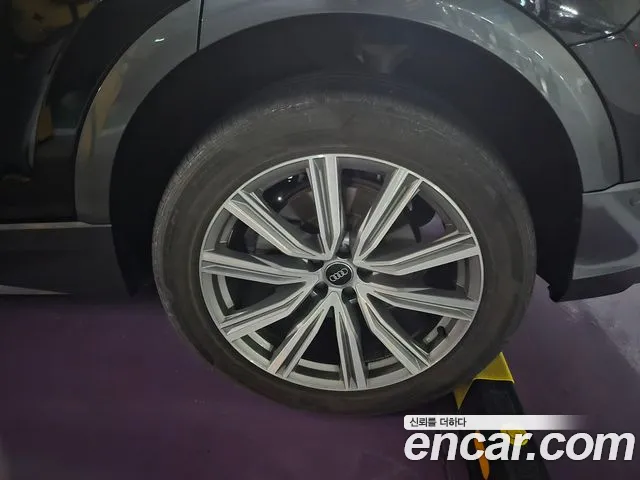 Audi Q8 2021 thumb 2