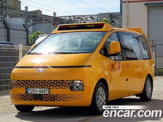 Hyundai Staria 2023 thumb 2