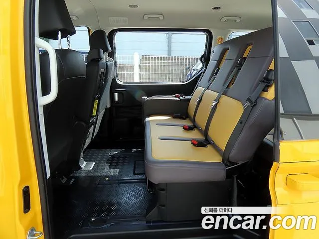 Hyundai Staria 2023 thumb 6