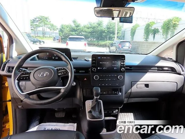 Hyundai Staria 2023 thumb 8